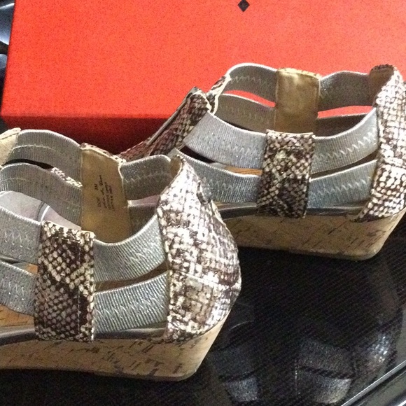 Donald J. Pliner Silver Metallic Snake Print Sandal Size 8 very gently worn - Picture 5 of 15